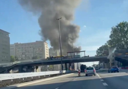 Kłęby dymu nad Warszawą. Na Pradze-Południe spłonął autobus miejski