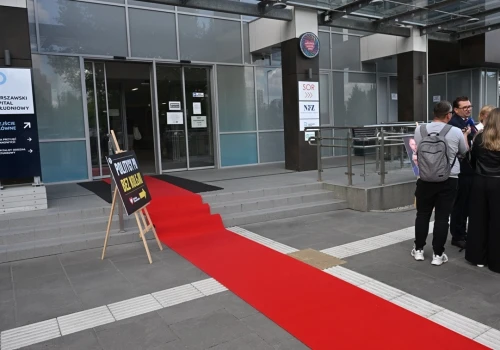 Przed szpitalem rozwinięto czerwony dywan dla polityków KO