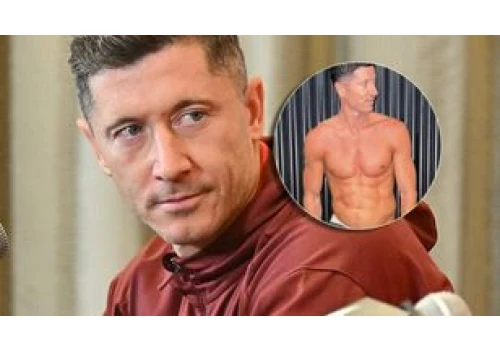 Robert Lewandowski pozazdrościł żonie? Roznegliżowany pręży mięśnie brzucha