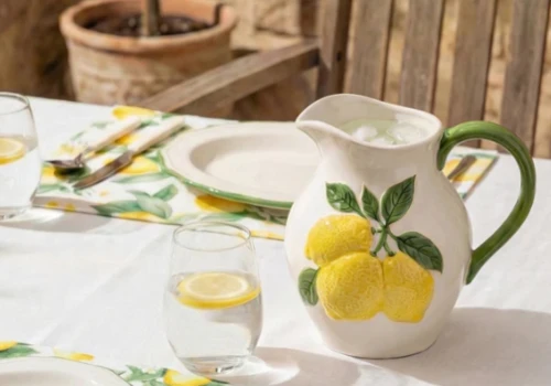 Zastawa stołowa jak z włoskiej restauracji. Cytrusowy motyw to hit lata 2026