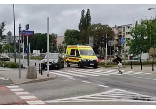 Bielany: piesza niemal wpadła pod karetkę jadącą na sygnale. Film w internecie wywołał burzę w komentarzach