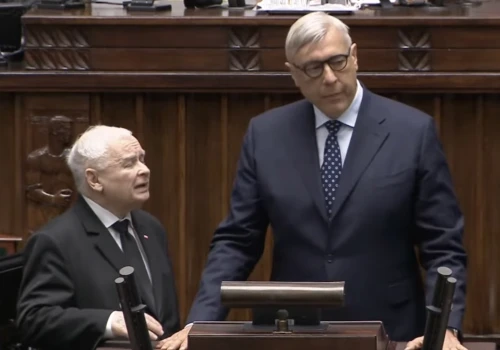 PiS-owcy krzyczeli, Giertych wszedł na mównicę i wywołał prezesa. „Wuja nie szanują”