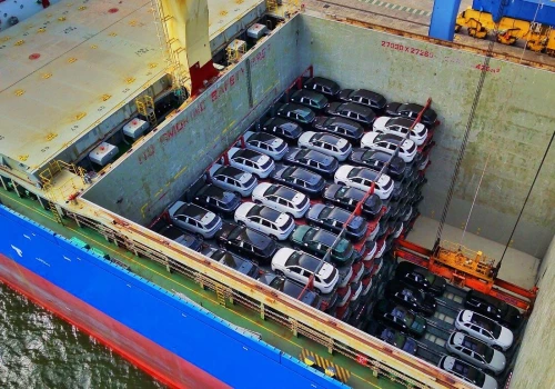 Leapmotor znalazł nowy sposób na import samochodów. 1800 aut na platformach flat rack