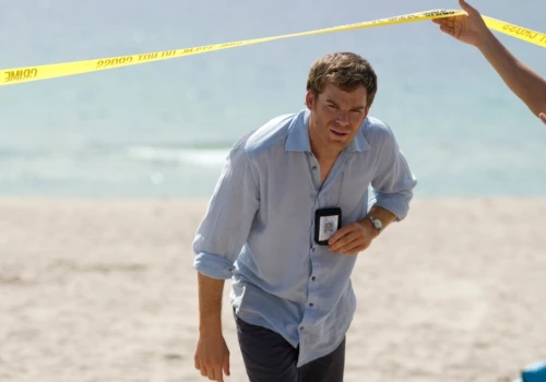 ,,Dexter” powrócił! Kultowy serial o najsłynniejszym seryjnym mordercy w historii telewizji ponownie dostępny w katalogu Netflixa
