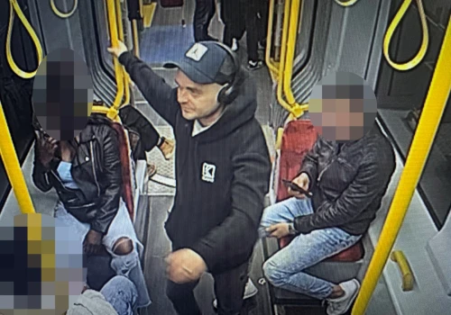 Brutalny atak w tramwaju. 37-letni Amerykanin stracił przytomność. Są zdjęcia napastnika