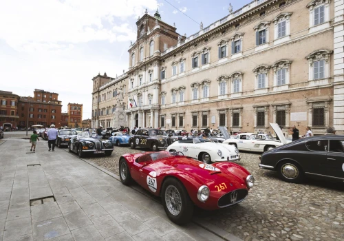 Historyczne Maserati na trasie 1000 Miglia 2026. Marka świętowała stulecie swojego symbolu