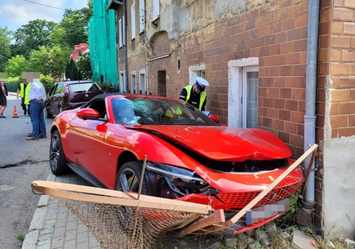 Ferrari uderzyło w inny pojazd i budynek. Kierowca trafił do szpitala