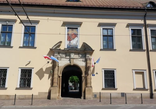 Żąda od krakowskiej kurii 20 mln złotych odszkodowania za to, że był gwałcony przez księdza – 400 razy