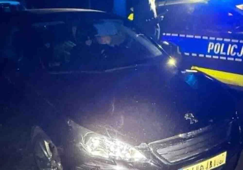 Gostyń. Szalona ucieczka pijanego kierowcy, na koniec rozbił samochód o drzewo