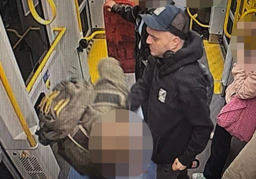 Pobił obywatela USA w tramwaju w Warszawie. Policja opublikowała nagranie i wizerunek poszukiwanego