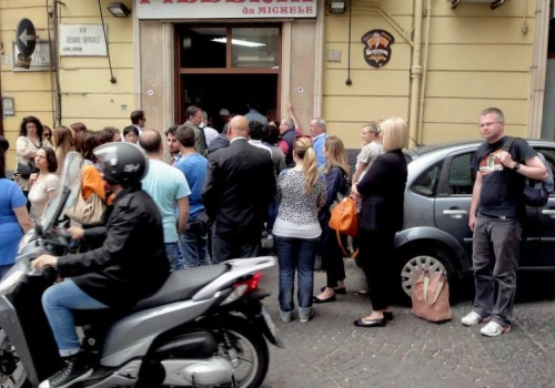 Ta pizzeria jest jak ambasada pizzy neapolitańskiej. W końcu jest data otwarcia