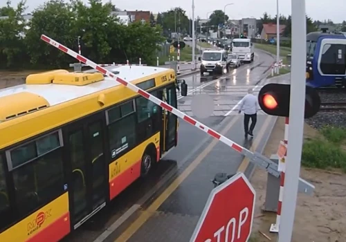 Autobus utknął na przejeździe, pociąg awaryjnie hamował. Jest nagranie