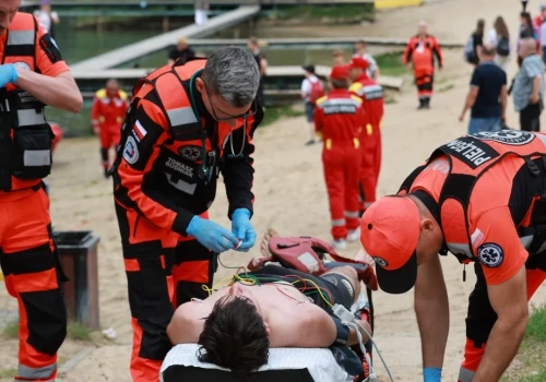 Bezcenna wiedza przed wakacjami. Pokaz ratownictwa na kąpielisku Krubin