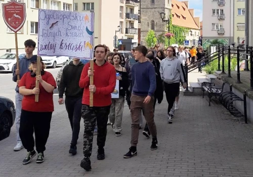 Uczniowie wyszli na ulice. Rozdawali wiedzę