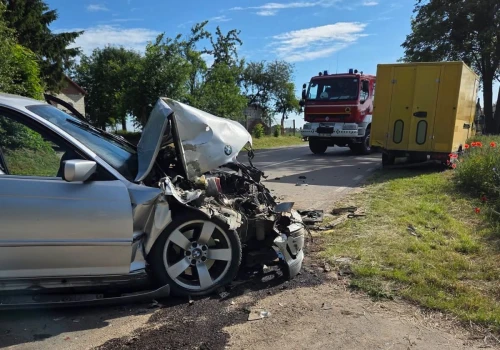 Kierowca BMW staranował sklep obwoźny. Robiąca zakupy kobieta trafiła do szpitala