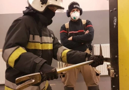 Ukrainiec pijany i po narkotykach wjechał w seniora na pasach. Zabarykadował się w mieszkaniu