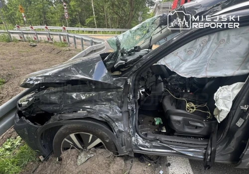 Ciężarówka uderzyła w nieoznakowany radiowóz. Jeden policjant zakleszczony, obaj w szpitalu