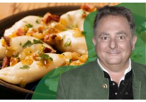 Robert Makłowicz robi ciasto na pierogi z trzech składników. Jest elastyczne i mięciutkie, a farsz nie wypada