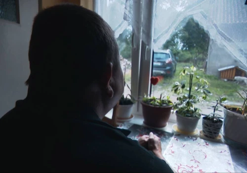 Atak siekierą. Wieś boi się poszkodowanego i broni napastnika