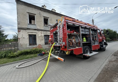 Pożar mieszkania. Ratownicy wydostali starszą kobietę z zadymionego budynku