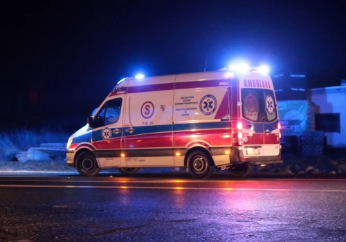 Zderzenie traktora z Mercedesem. Ranny pasażer auta