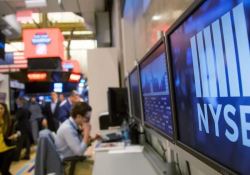Indeksy Wall Street rosną na fali umowy z Iranem. Producenci chipów mocno w górę, SpaceX nadal tanieje
