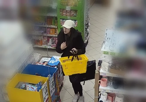 Kradła w markecie. Zarejestrowały ją kamery monitoringu