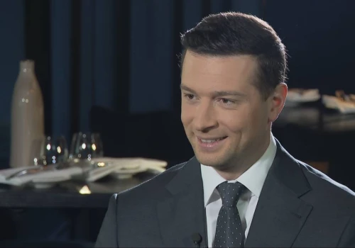 Prowadzi w sondażach prezydenckich we Francji i chwali Polskę: Może służyć jako przykład