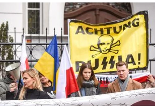 VIP-y z KO w szpitalu, Bąkiewicz i Ukraina. A wszystko łączy jedna piosenka Kazika o bólu