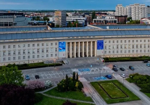 Niebywałe sceny we Wrocławiu. Mężczyzna próbował wejść do urzędu przez kanał wentylacyjny