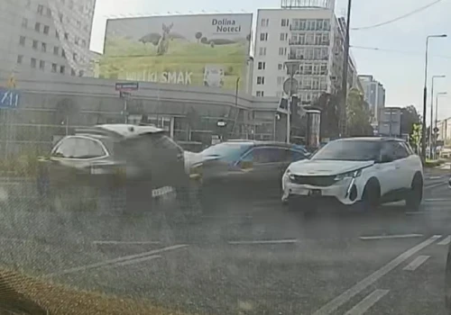 Dachowanie w stolicy. To kierowca TV Republika wjechał w auto ambasady Niemiec