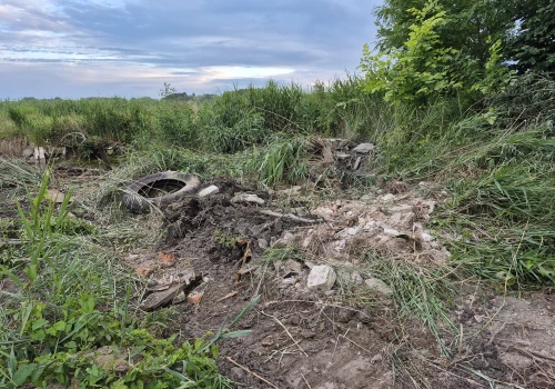 Zbrodnia środowiskowa w Przecławiu. Niszczą siedliska, zalewają stawy, grzebią dekady odpadów
