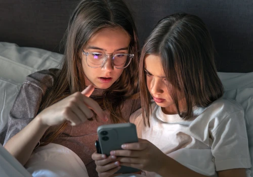 TikTok, seksualizowane deepfejki i reklamy piwa. Najnowszy raport „Internet dzieci”