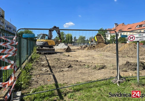 Trwa rozbudowa kolejnego parkingu. Nowe miejsca postojowe powstaną też w innych lokalizacjach
