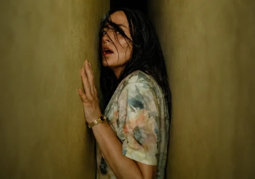 Backrooms. Bez wyjścia - recenzja filmu. Horror, który boi się ciemności