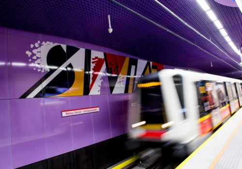 Duża gotówka rozsypana na siedzeniu w metrze. Nikt się do niej nie przyznawał