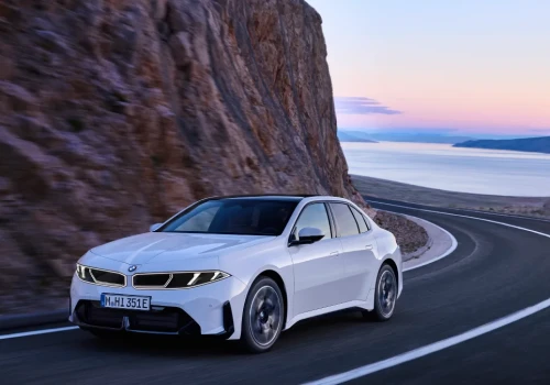 BMW i3 wraca jako elektryczna seria 3. W Polsce od 290 000 zł i do 906 km zasięgu