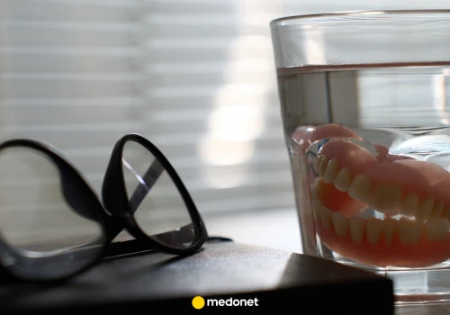 Wiele osób czyści protezę w ten sposób i ją niszczy. Dentystka wskazuje bezpieczne opcje