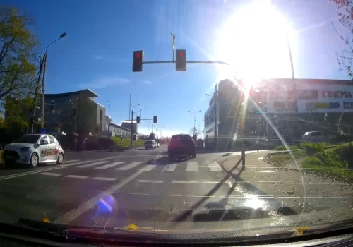 Krótka lekcja o tym, jak ważne jest skupienie na drodze