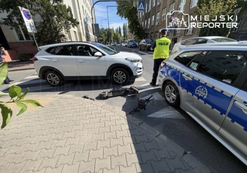 Hulajnoga uderzyła w Hyundaia na przejściu. Ranny mężczyzna trafił do szpitala