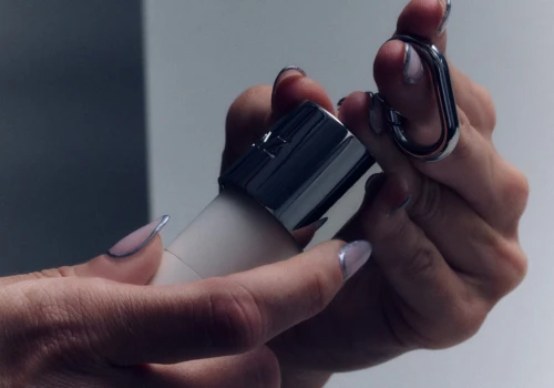 Koniec perfumeryjnej chmury? Nowe zapachy wolą trzymać się blisko skóry