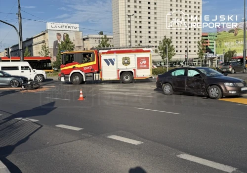 Poważny wypadek na Rondzie Dmowskiego. Motocyklista trafił do szpitala po zderzeniu