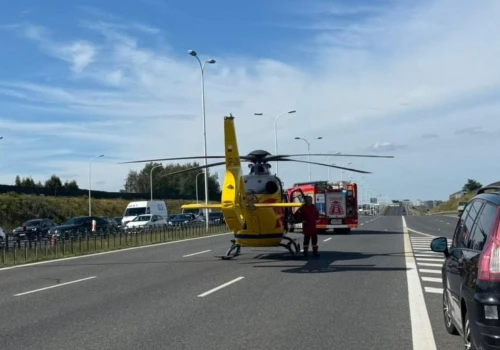 Zatrzymała się na S8 na pasie awaryjnym, potrącił ją bus. Na miejscu śmigłowiec LPR