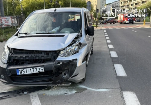 Zderzenie w Alei Wilanowskiej. Kierowca porzucił Peugeota w zatoce autobusowej