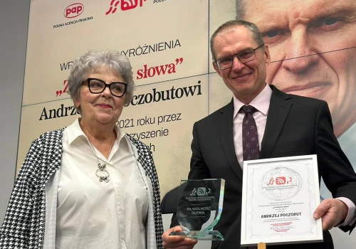Statuetka „Za wolność słowa” od dziennikarzy polonijnych dla Andrzeja Poczobuta