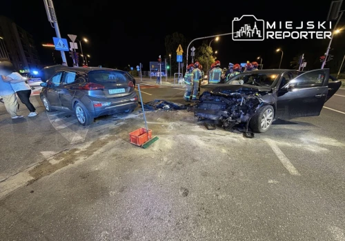 Nocne zderzenie dwóch Chevroletów. Jedna osoba trafiła do szpitala