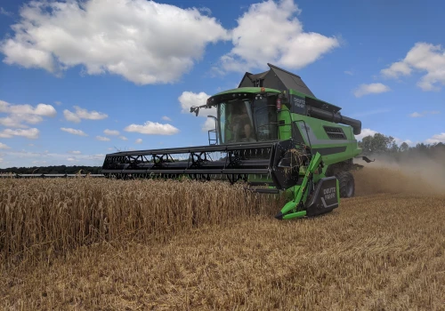 Nowy kombajn jeszcze na te żniwa? Deutz-Fahr kusi cenami. W pakiecie heder, stół i sieczkarnia