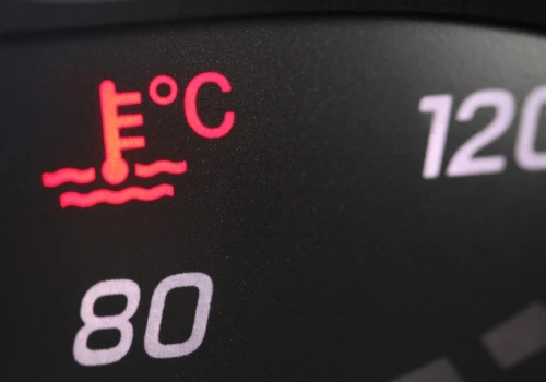 Upały zniszczą twoje auto. Jak uniknąć przegrzania silnika?