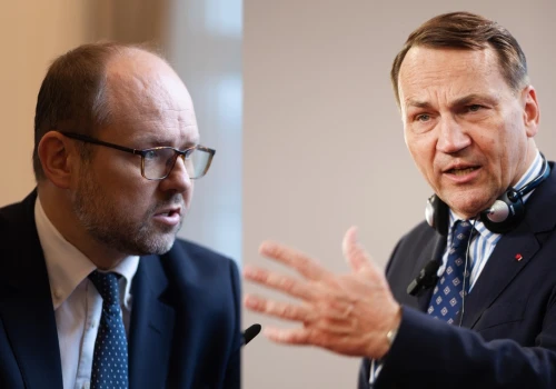 Sikorski kpi z prezydenta. Przydacz przypomina więc kilka faktów