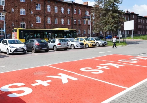 Przed lodowiskiem Jantor powstała specjalna strefa do krótkotrwałego zatrzymania samochodu